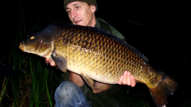 I caught a number of fish at night and most of them came to long casts to the far (private) bank from the middle swim. this one was a typical 21lb+ common i managed to catch a few times that year